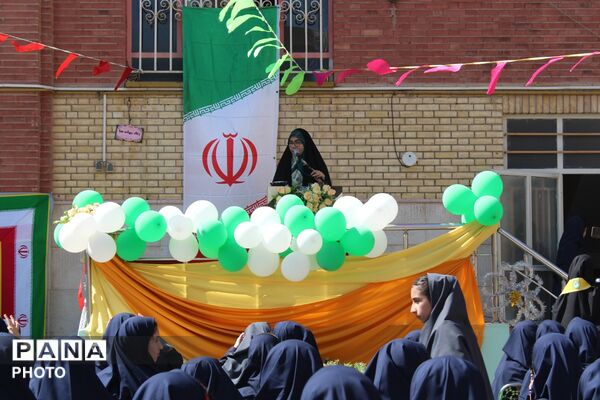 آغاز سال تحصیلی در دبیرستان الزهرا(س) با جشن جوانه‌ها