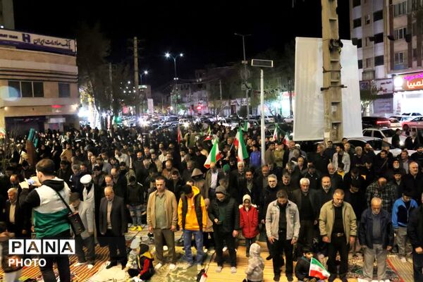 برپایی نماز استغاثه روبه‌روی مسجد جامع محمدشهر کرج