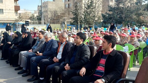 آیین نواختن زنگ هوای پاک در دبستان شریعه افشار‌نژاد ناحیه ۶