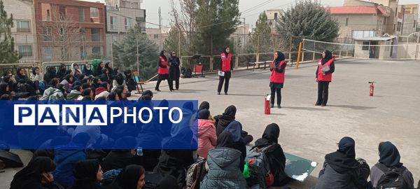 کارگاه آموزشی آشنایی با اصول ایمنی و اطفاء حریق در هنرستان آفرینش پردیس 