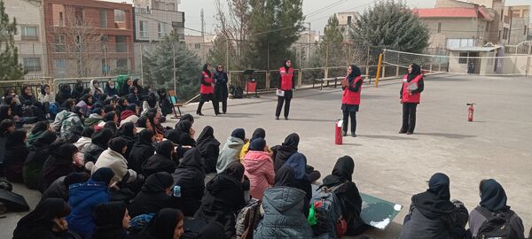 کارگاه آموزشی آشنایی با اصول ایمنی و اطفاء حریق در هنرستان آفرینش پردیس 
