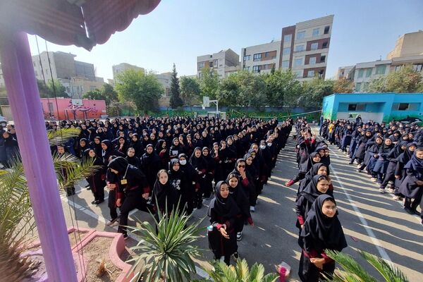 نواخته شدن زنگ سلامت‌روان توسط نماینده شهردار ری در دبیرستان ارشاد