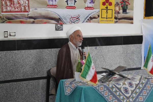 تقدیر از دانش‌آموزان فعال فرهنگی و قرآنی در شهر درق 