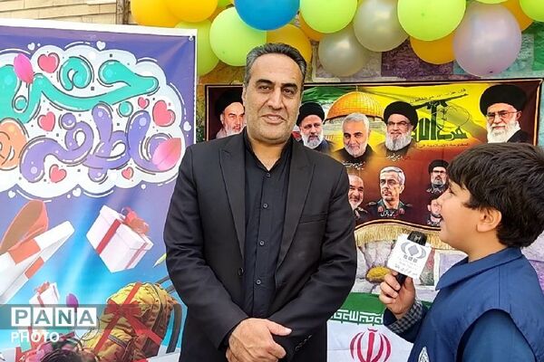 حضور مسئولان ناحیه دو شهرری در مراسم جشن عاطفه‌های دبستان پانزده خرداد 