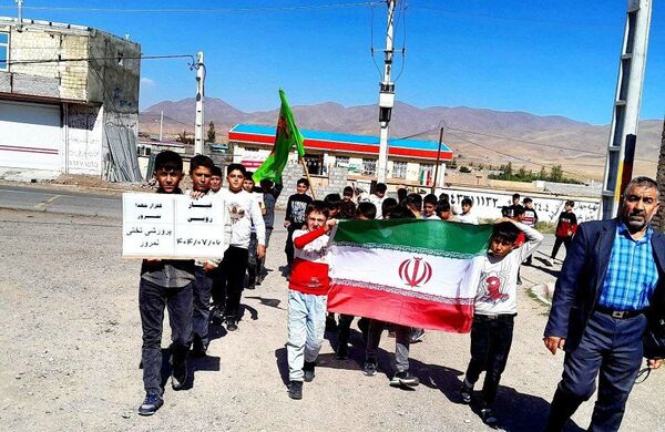 غبارروبی گلزار شهدای روستای نمرور توسط دانش‌آموزان