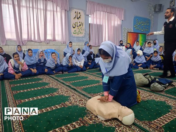 جلسه  آموزشی طرح ماهر سفیران سلامت در مدرسه بنت المهدی صدر ۲