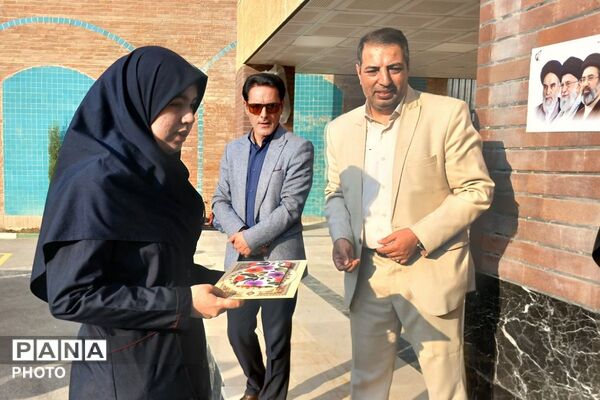  تقدیر از افتخار آفرینان دبیرستان نمونه دولتی مولود کعبه(ع) در مسابقات نمایشگاه دفاع مقدس