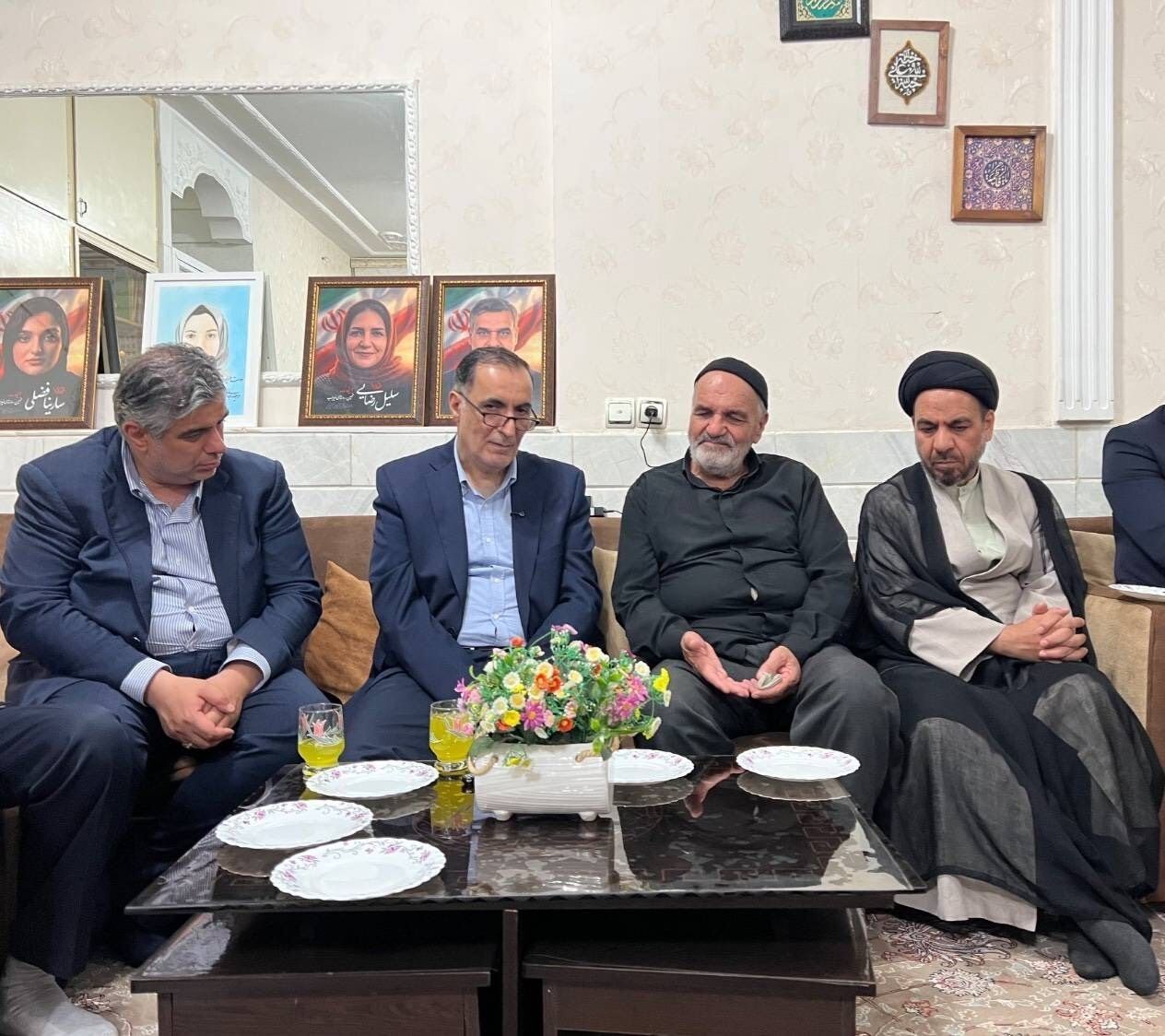 دیدار رئیس بنیاد شهید با خانواده‌ هفت شهید جنگ تحمیلی رمضان