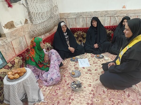 دیدار مسئولین پایگاه کوثر روستای نقاب با مادر شهید غلام زاده