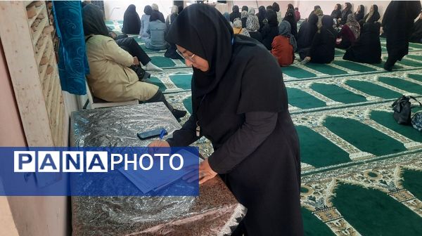 نشست صمیمی انجمن و اولیا پایه هفتم در دبیرستان فرهنگیان ناحیه۷ مشهد