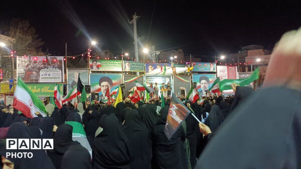 میدان امام خمینی (ره) شهرستان کوهدشت غرق در شور مردمی