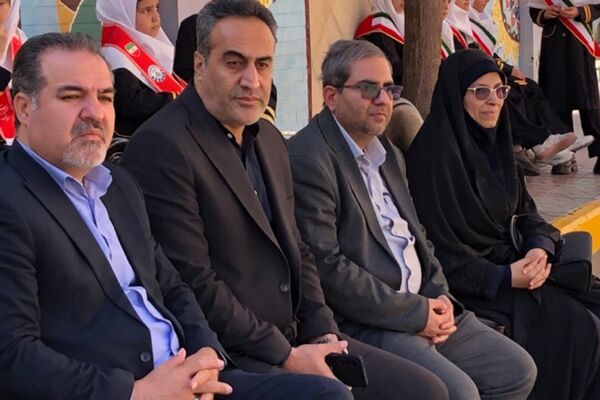 نواختن زنگ مصباح الهدی توسط مدیر آموزش و پرورش ناحیه 2 شهرری در دبستان طواف و معماریان 