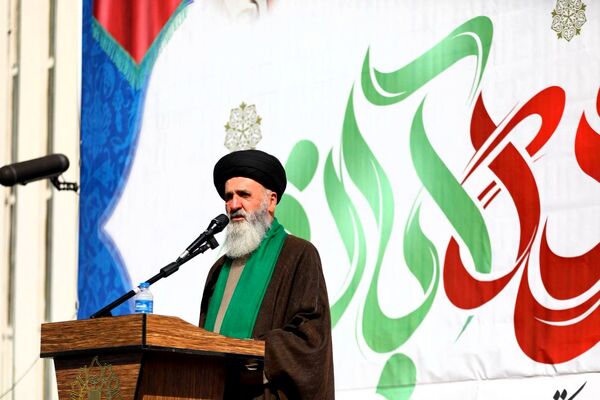 دانش آموزان و مسئولین در کنار یکدیگر، روز دانش‌آموز را رقم زدند