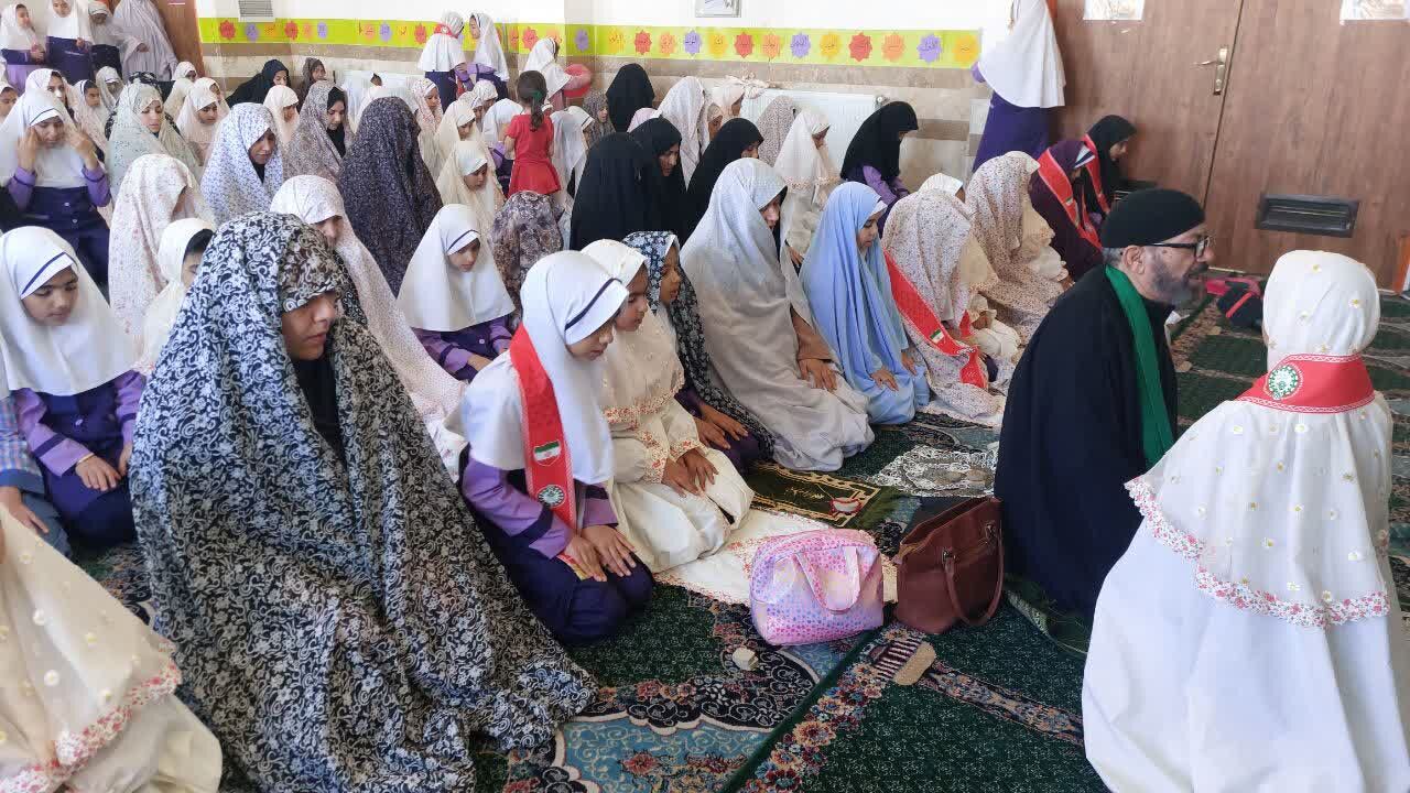 نماز مادر و دختری به مناسبت روز دانش‌آموز در دبستان دخترانه اندیشه