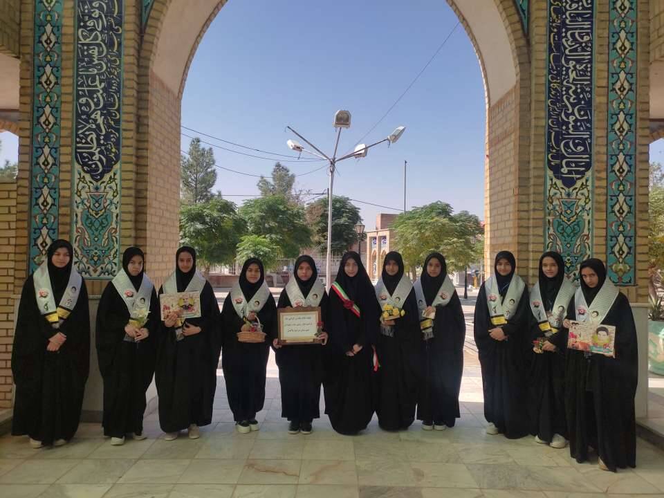 غبار روبی مزار شهدا شهرستان خلیل آباد توسط دانش آموزان بسیجی اموزشگاه مرحوم پاکدل 