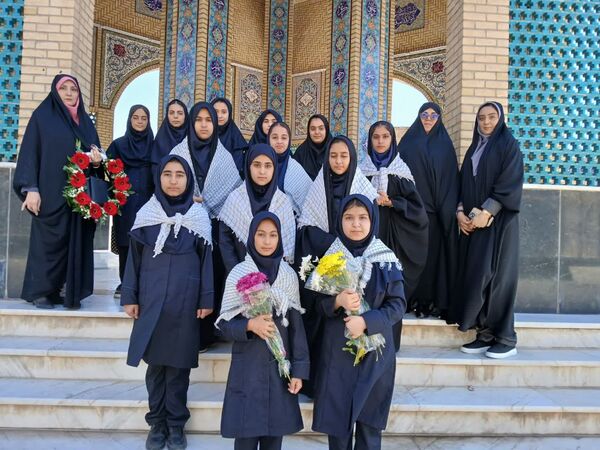 بازدید دانش‌آموزان از نمایشگاه دفاع مقدس واقع در مقبره شهدای گمنام شهرستان ورامین