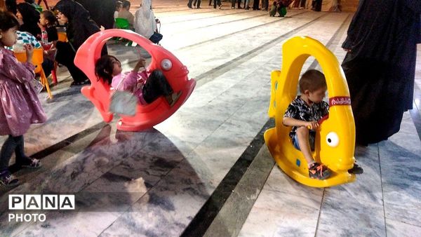 گذری بر غرفه دهه نودی ها و چایخانه حضرت زهرا(س)