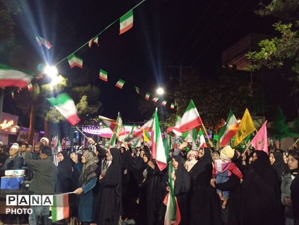 حضور مردم در راهپیمایی شبانه با حضور خادمین امام رضا(ع)