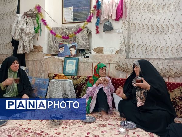 دیدار مسئولین پایگاه کوثر روستای نقاب با مادر شهید غلام زاده