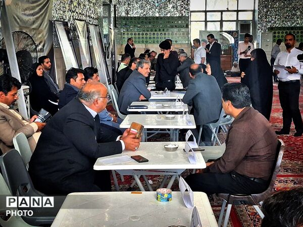 برپایی میز ارتباطات مردمی مسئولان کاشمر در هفته دولت