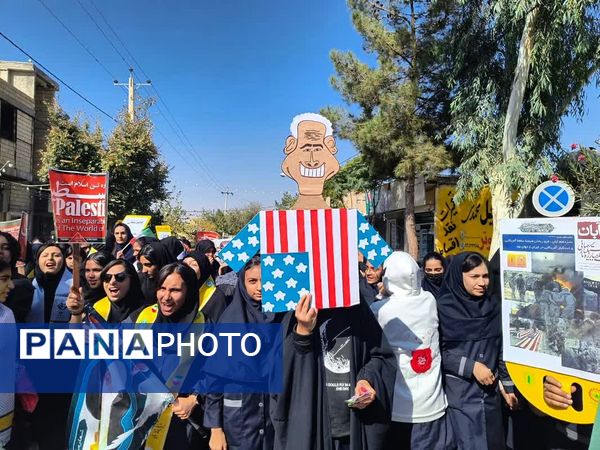 حضور پررنگ دانش‌آموزان شهر لپویی در راهپیمایی 13 آبان 