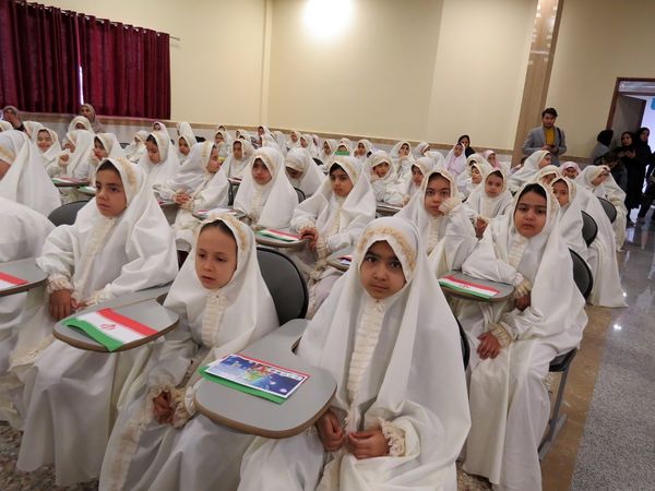 نواختن زنگ جشن نیکوکاری در دبستان امام خمینی(ره) بجنورد