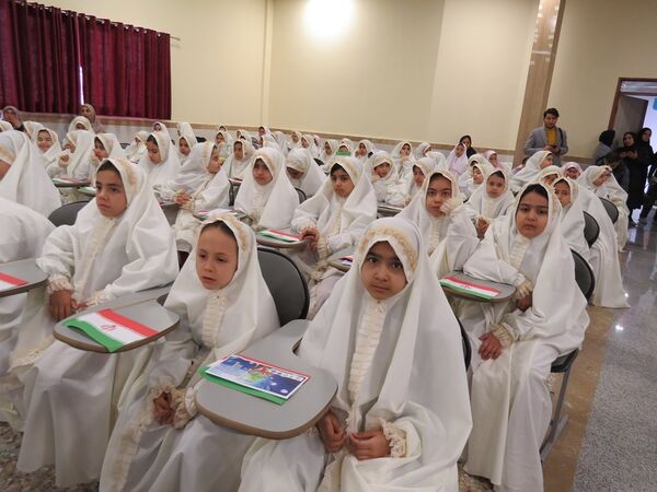 نواختن زنگ جشن نیکوکاری در دبستان امام خمینی(ره) بجنورد