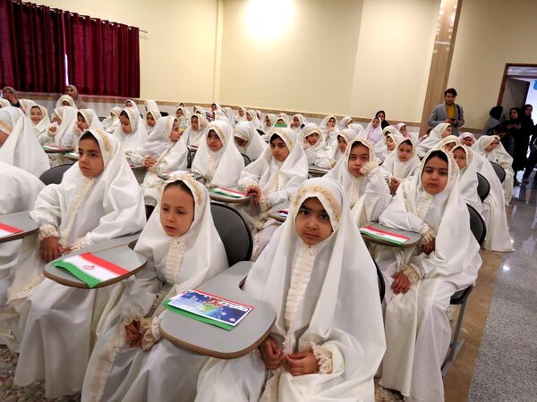 نواختن زنگ جشن نیکوکاری در دبستان امام خمینی(ره) بجنورد