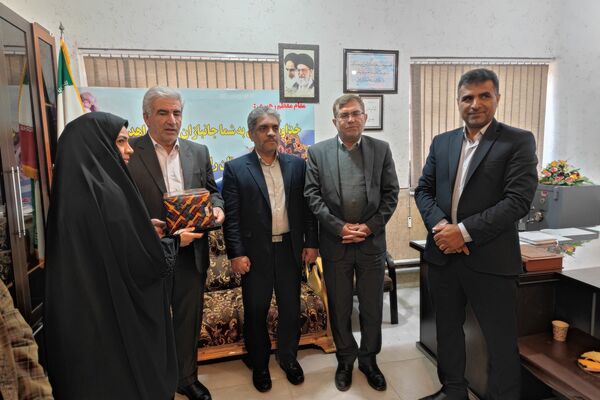 تجلیل ازوالدین جانباز در دبیرستان شاهد شهید معزی