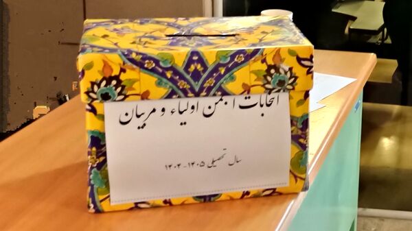 نخستین جلسه انجمن اولیا و مربیان دبیرستان دخترانه ۱۳ آبان در هفته سلامت و روان