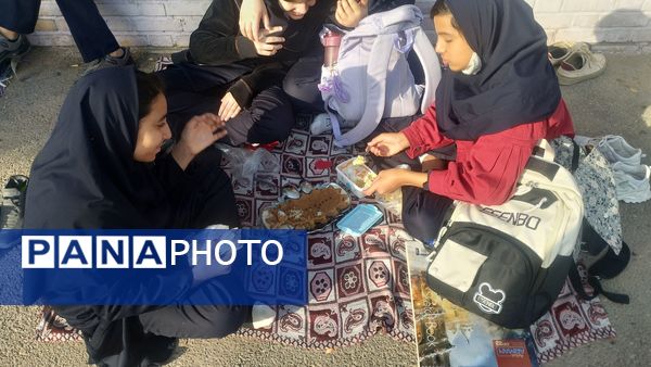 دور همی دخترانه همزمان با هفته بهداشت روان در دبیرستان فرهنگیان 