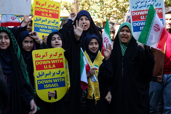 حضور پرشور دانش آموزان زنجانی در راهپیمایی ۱۳ آبان