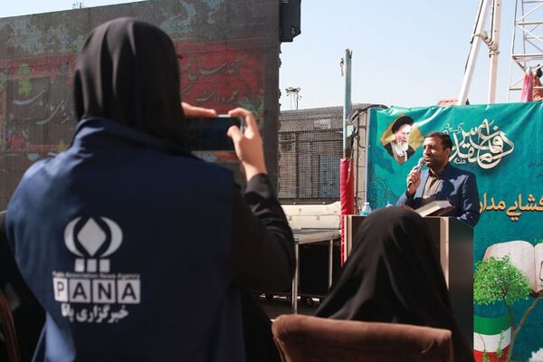 آیین نواختن زنگ بازگشایی مدارس در بهارستان‌2