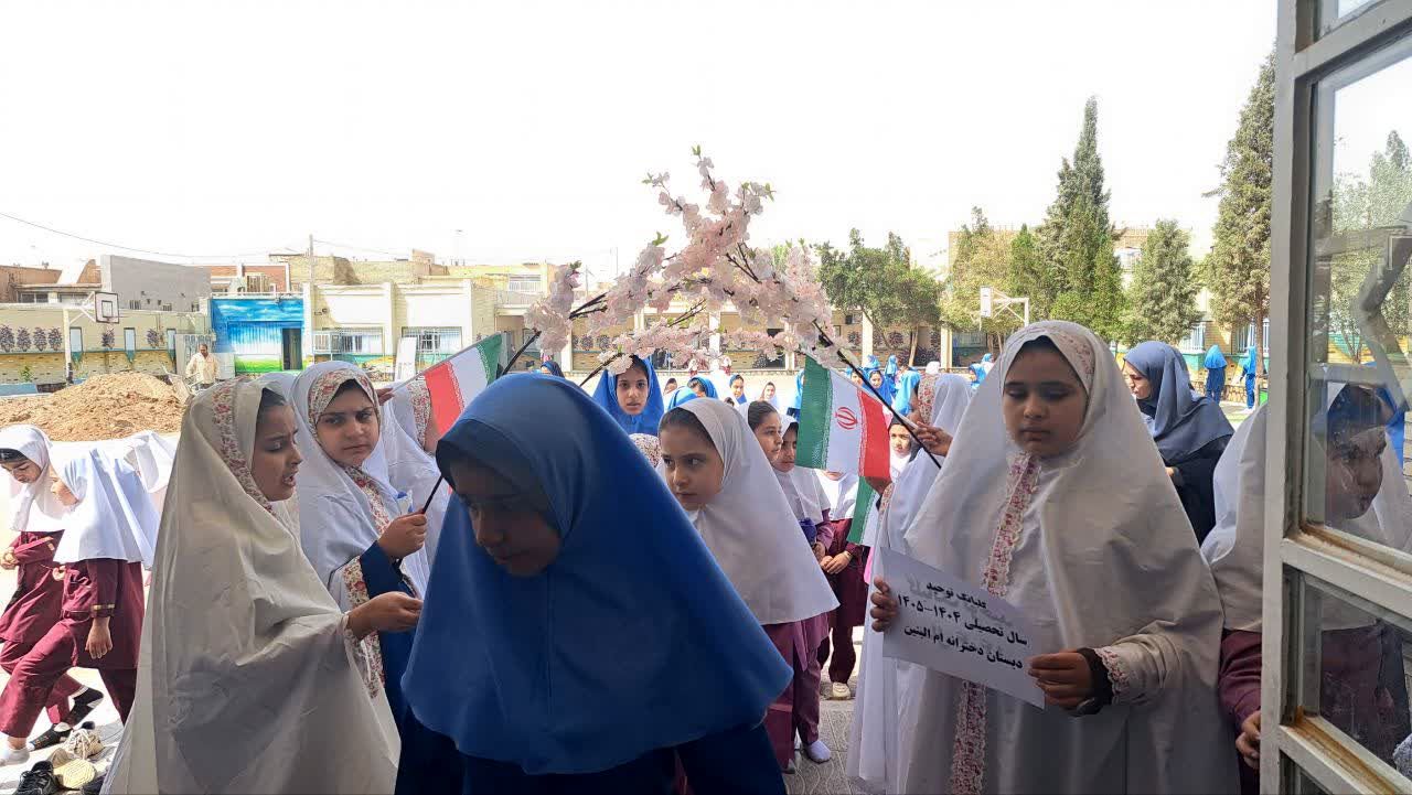 آغاز سال تحصیلی با طنین گلبانگ توحید در دبستان دخترانه ام‌البنین یزد