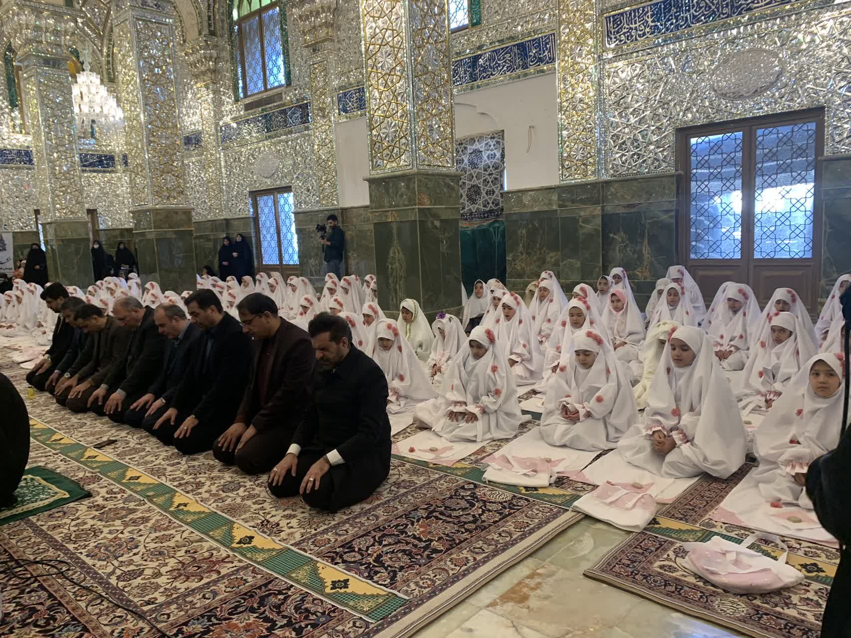 جشن تکلیف دانش آموزان دختر در حرم حضرت زینب (س)