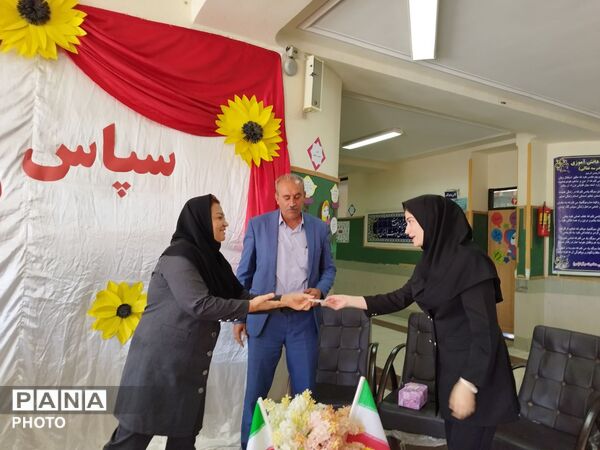 تجلیل از معلمان و اعضای انجمن اولیا و مربیان در مدرسه حضرت رقیه(س)