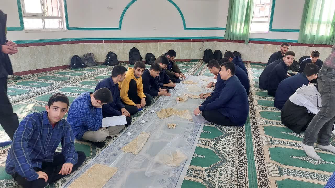 برگزاری نماز جماعت و زیارت عاشورا در دبیرستان شاهد