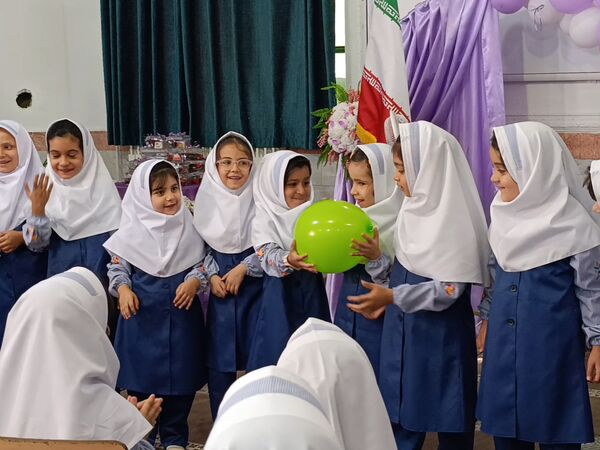 رنگین‌کمان شادی و علم در جشن شکوفه‌های کلاس اولی یزدانی