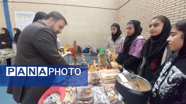 بازارچه دانش‌آموزی در دبیرستان فرزانگان ایلام