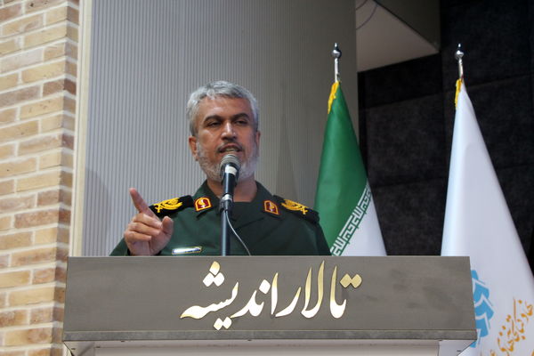 نشست بررسی کتاب همسفر آتش و برف یزد