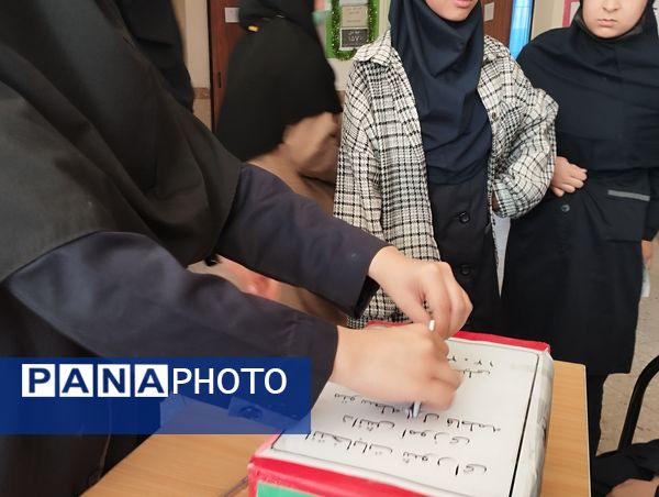 انتخابات شورای دانش‌آموزی در دبیرستان فاطمه آهنچی مشهد