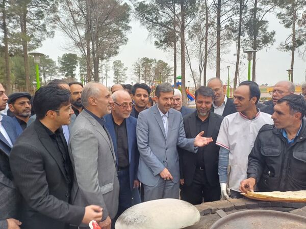 بازدید معاون رئیس جمهور و ریاست سازمان برنامه و بودجه کشور از مشاغل صنایع دستی و نان شهرستان برخوار در پارک آزادگان شهر حبیب آباد