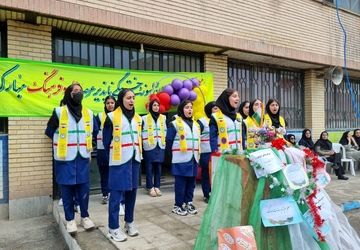 تجلیل باشکوه دانش‌آموزان دبیرستان زکیه از معلمان در هفته معلم