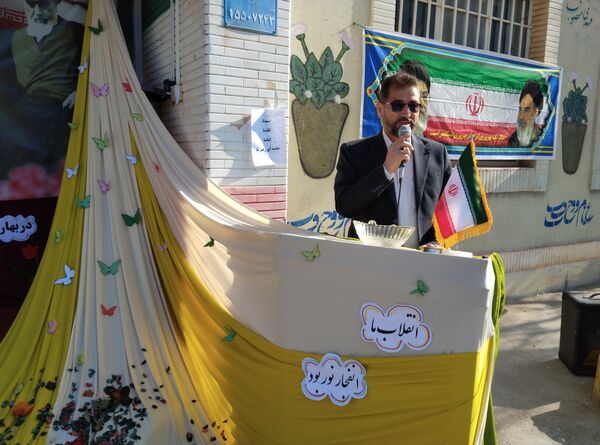 نواختن زنگ انقلاب در دبیرستان بنت‌الهدی صدر رضویه