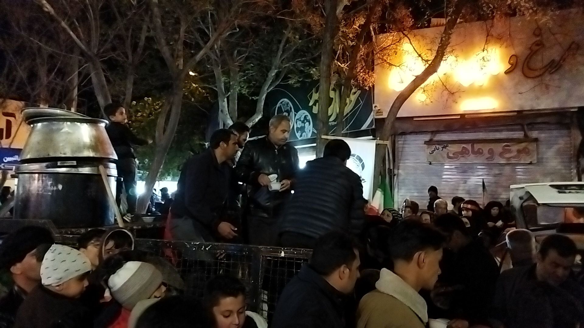 گذری بر فعالیت موکب گروه جهادی ریحانه النبی  در مراسم چهلم رهبر شهید و شهدای میناب 