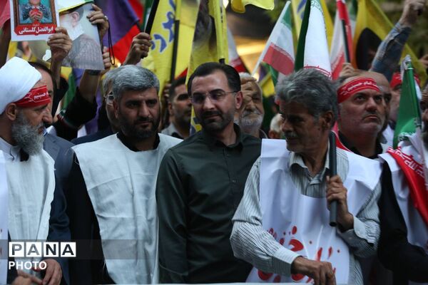 مراسم تجدید بیعت کفن پوشان ورامین با رهبر معظم انقلاب در میدان فلسطین و رواق کشوردوست