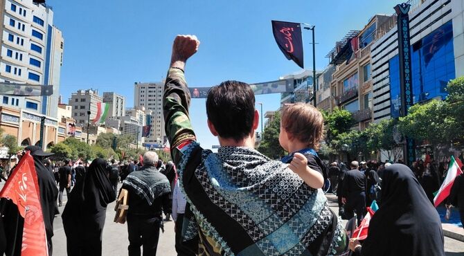 هم‌صدایی حاضران از کشورها و اقوام مختلف در آیین تشییع رهبر شهید