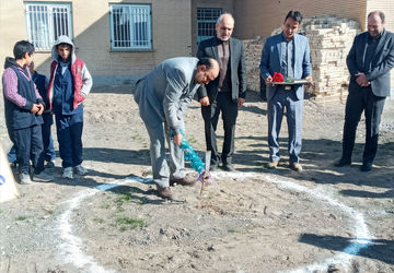 کلنگ‌زنی گلخانه صنعتی وافتتاحیه نمایشگاه دستاوردهای دانش آموزی در آموزشگاه ولایت