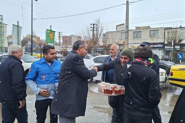دهه فجر در آینه خدمات مردمی؛ برپایی میز خدمت و ایستگاه صلواتی