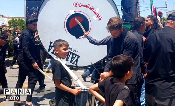  برافراشته شدن پرچم های «یالثارات‌الحسین» بر دوش عزاداران حسینی کامیاران